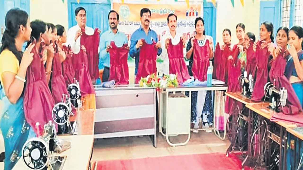 యూనిఫామ్‌ అందేనా..!