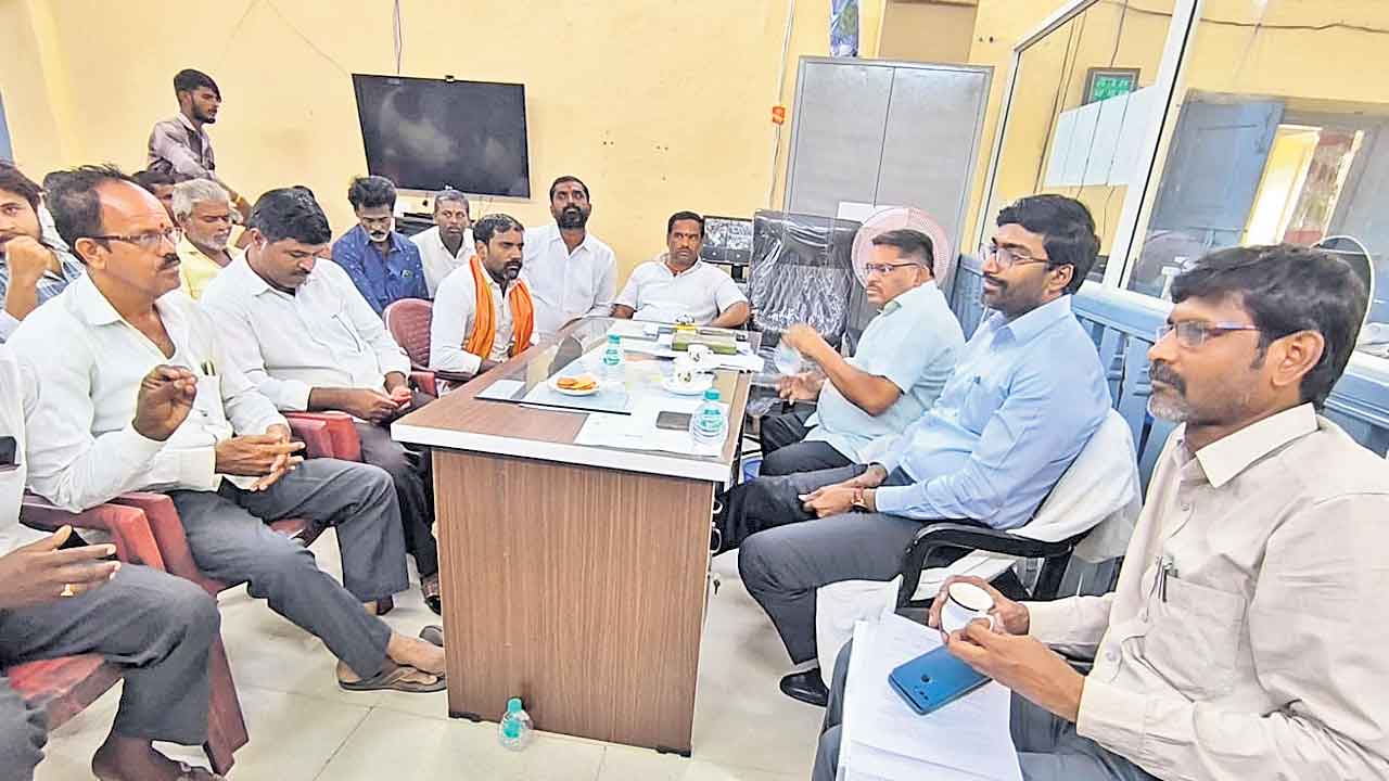 నగదు వద్దు.. భూమికి, భూమి ఇవ్వండి..