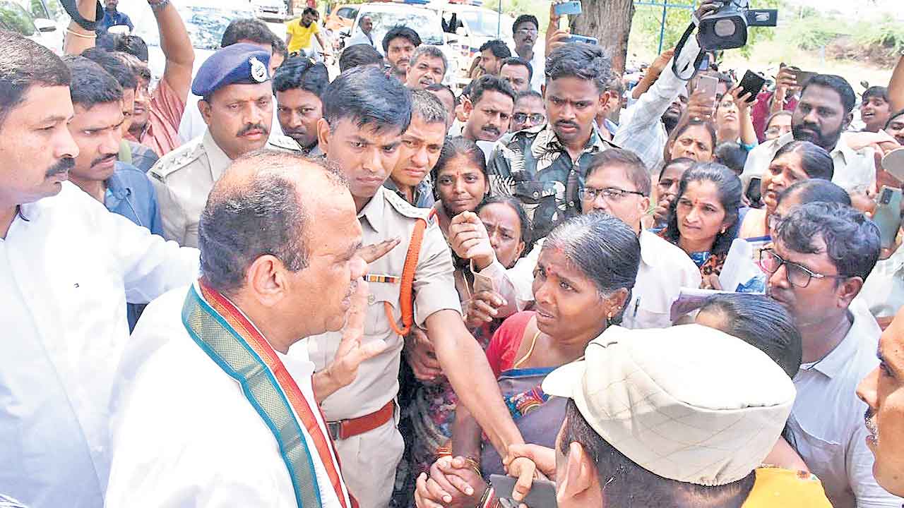 మంత్రి కోమటిరెడ్డి ఘెరావ్‌