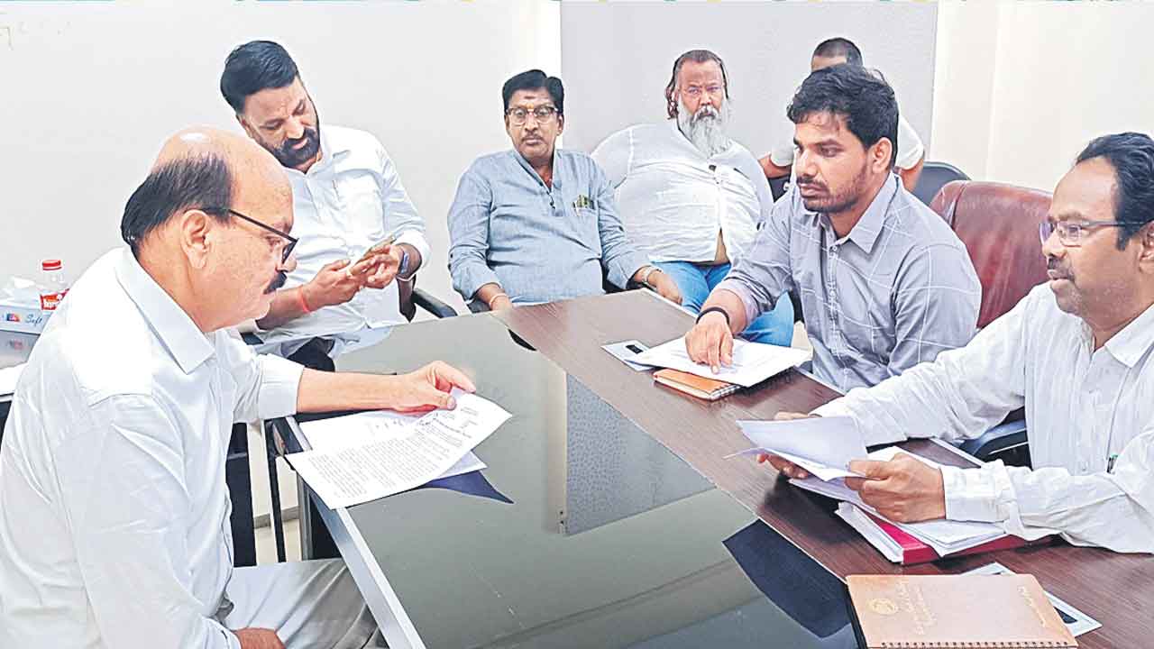 పెండింగ్‌ పనులు వేగంగా పూర్తి చేయాలి