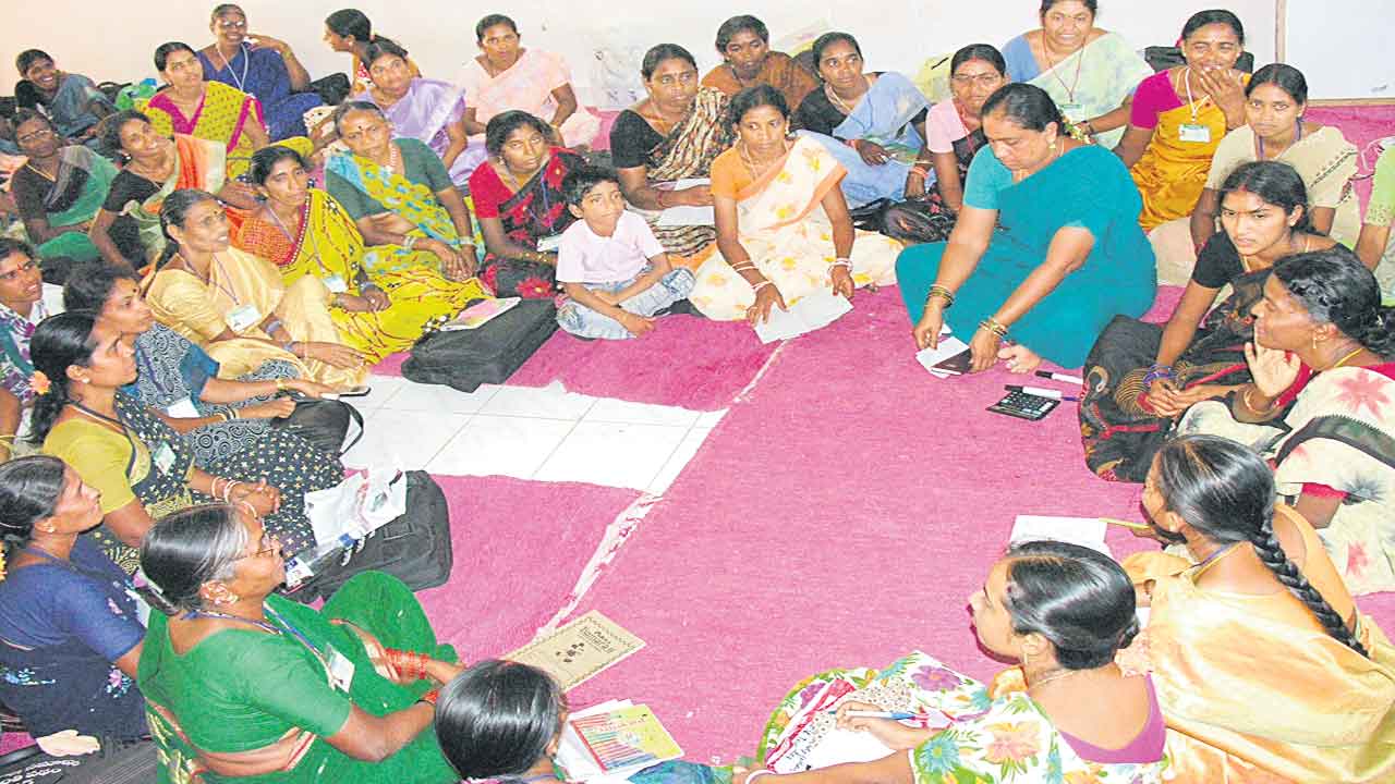 ఉపాధి కల్పనలో లక్ష్యం దిశగా..