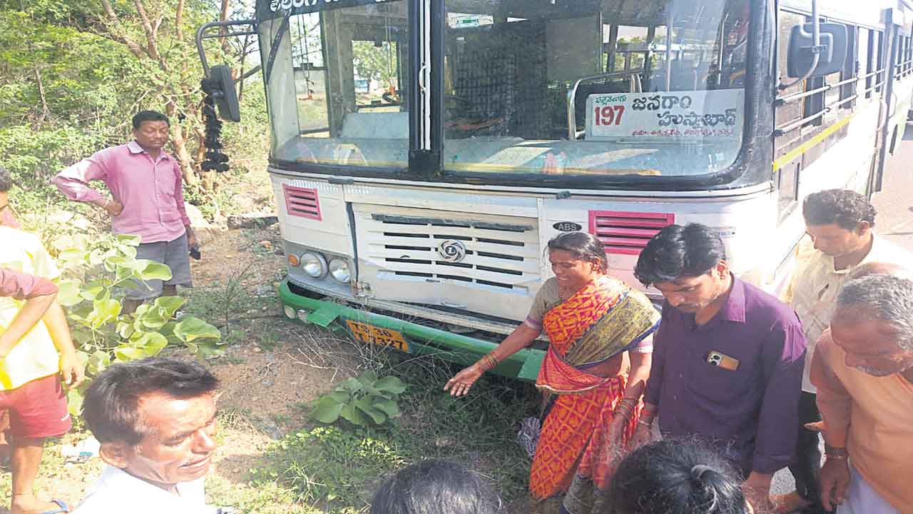 ఆర్టీసీ బస్సు, బైక్‌ ఢీ