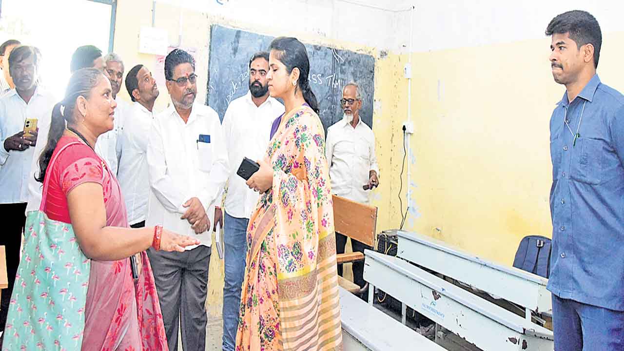 పిల్లలను ప్రభుత్వ బడుల్లో చేర్పించాలి