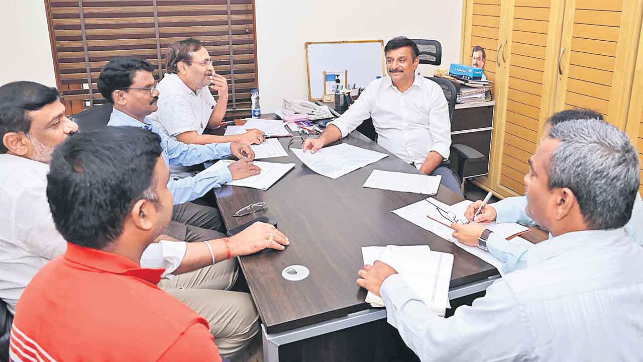 రోడ్ల అభివృద్ధిపై ప్రత్యేక దృష్టి సారించాలి