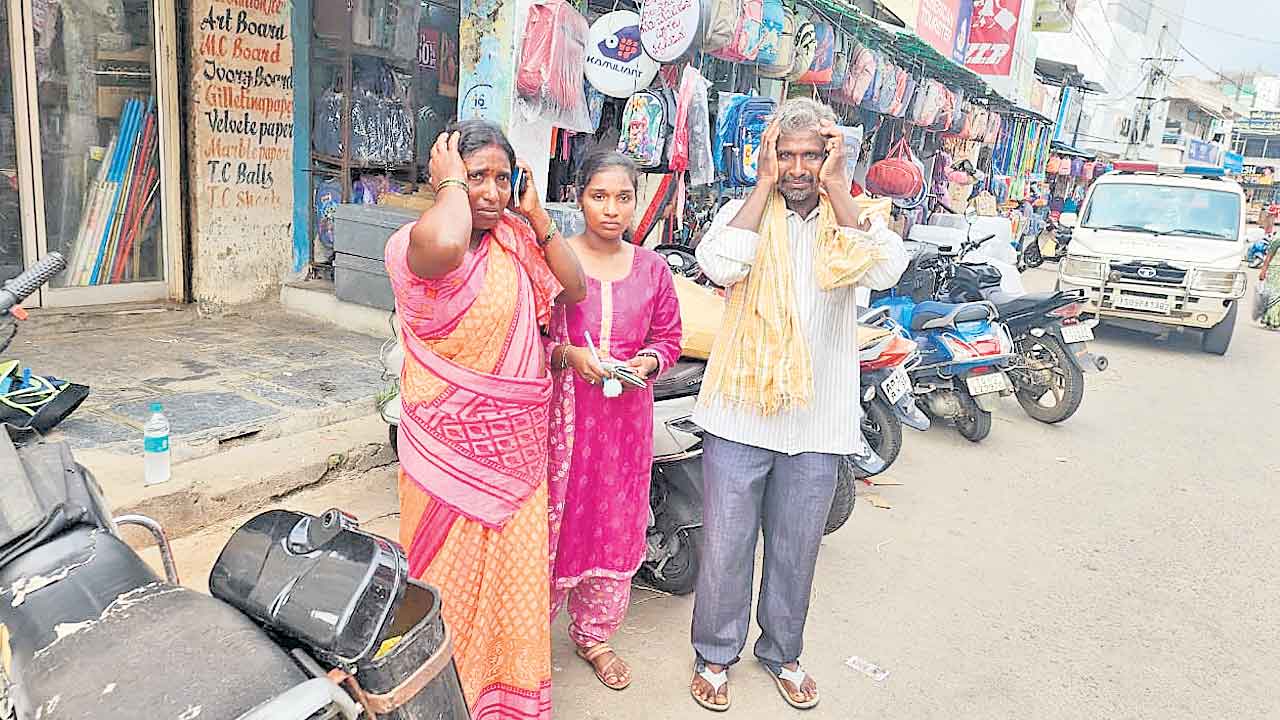 Nalgonda | బిడ్డ ఫీజు కట్టేందుకు వెళ్తుండగా.. బైక్‌ డిక్కీ నుంచి 80 వేలు చోరీ