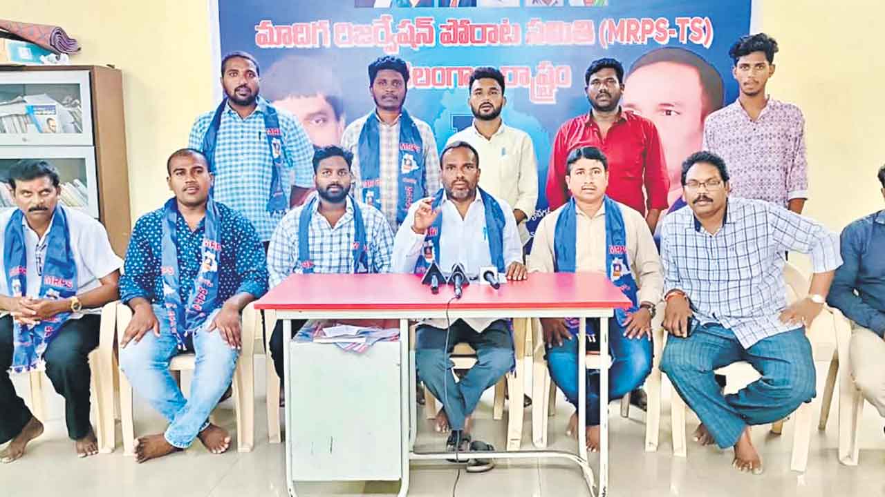 పారిశుద్ధ్య కార్మికుల సమస్యలు తీర్చాలి