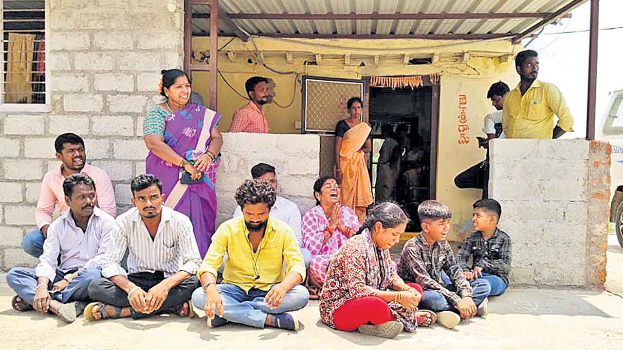 భర్త కోసం భార్య ఆందోళన