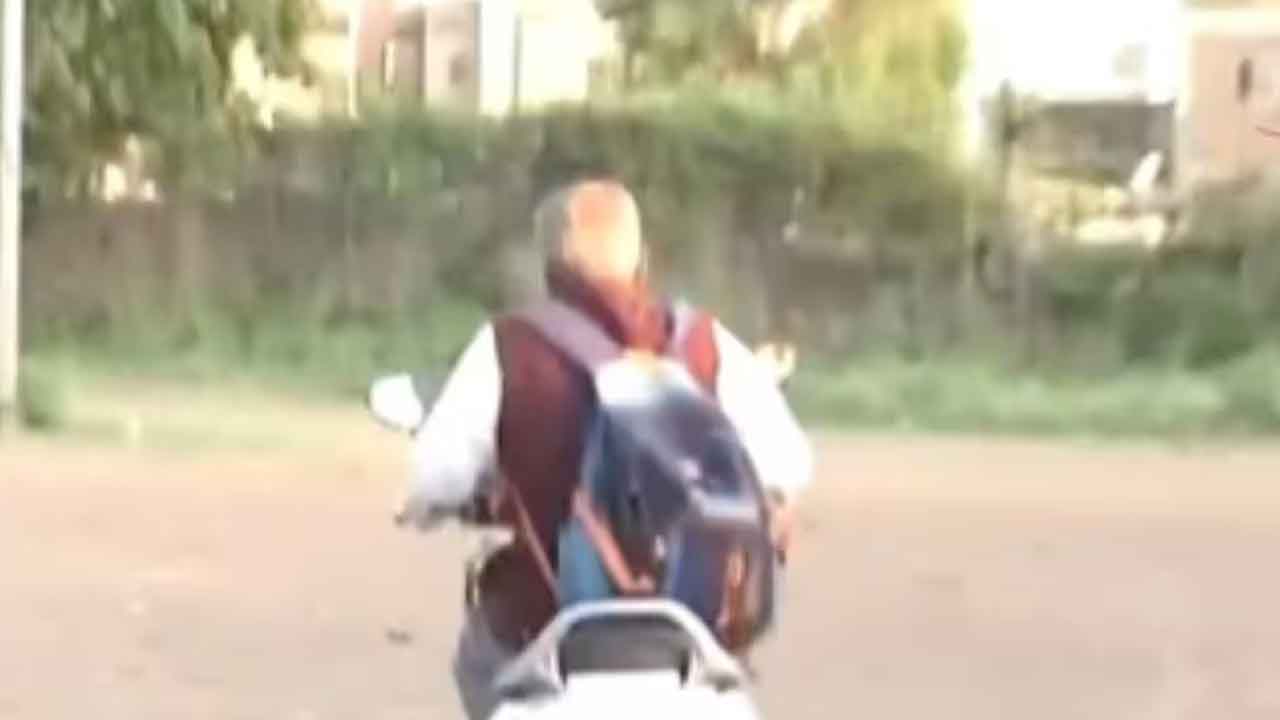 హెల్మెట్‌ లేకుండా బైక్‌ నడిపిన పుణె పోర్షే కేసు జడ్జి