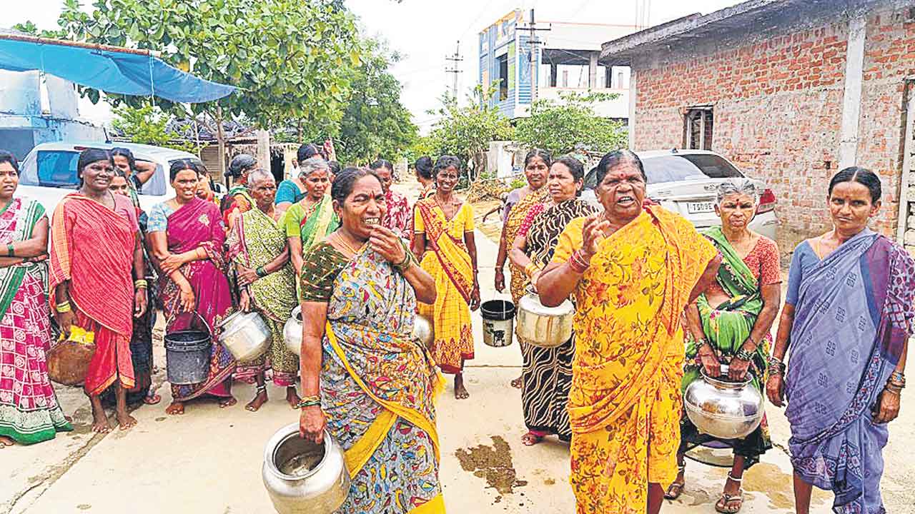 నీళ్లకోసం రోడ్డెక్కిన మహిళలు
