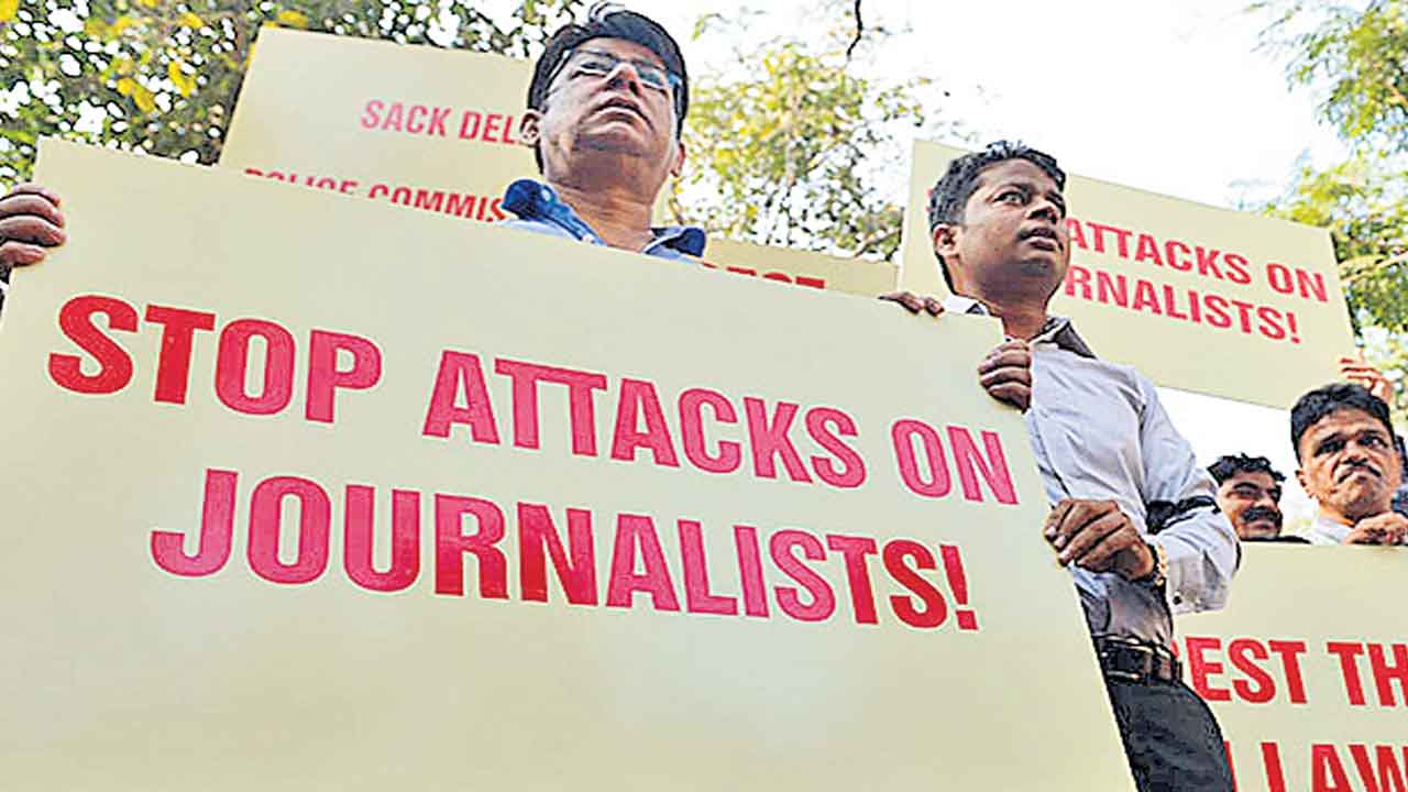 పత్రికా స్వేచ్ఛకు బీజేపీ సంకెళ్లు