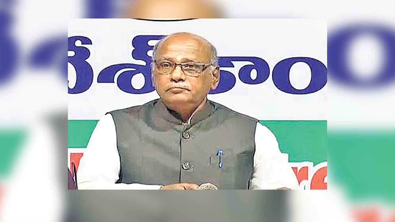 కేసీఆర్‌పై సుమోటో కేసు పెట్టాలి