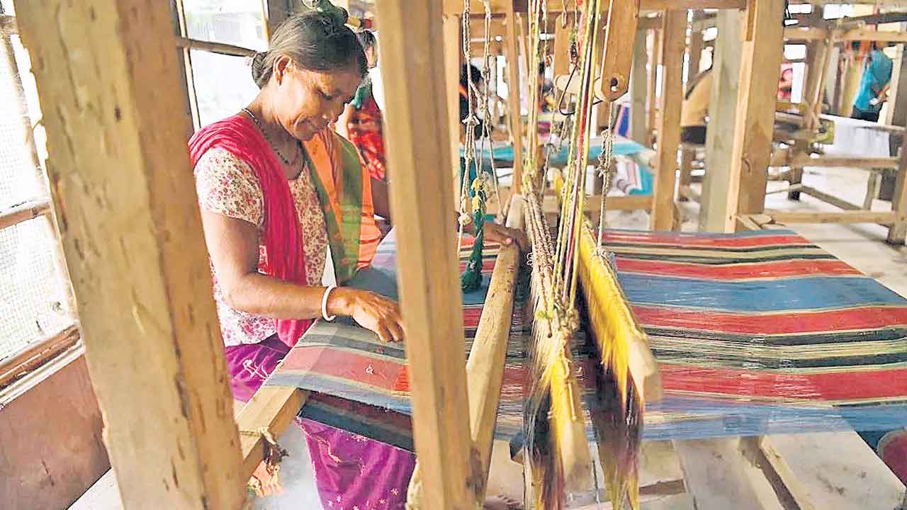 తూకం కిందికి సిరిసిల్ల మరమగ్గాలు!