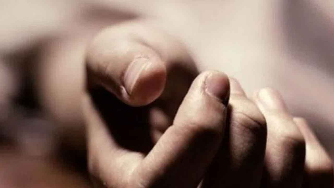 పాత కక్షలతో మహిళ దారుణ హత్య