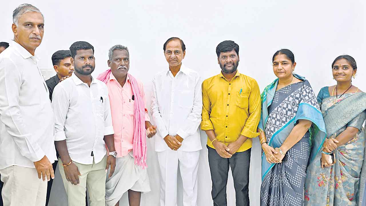 KCR | కేసీఆర్‌ నివాసానికి ప్రజల తాకిడి.. ప్రతి ఒక్కరినీ ఆప్యాయంగా పలకరిస్తున్న జననేత