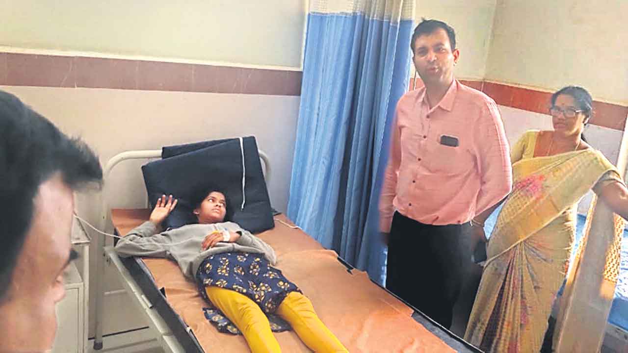 25 మంది కేజీబీవీ విద్యార్థినులకు అస్వస్థత