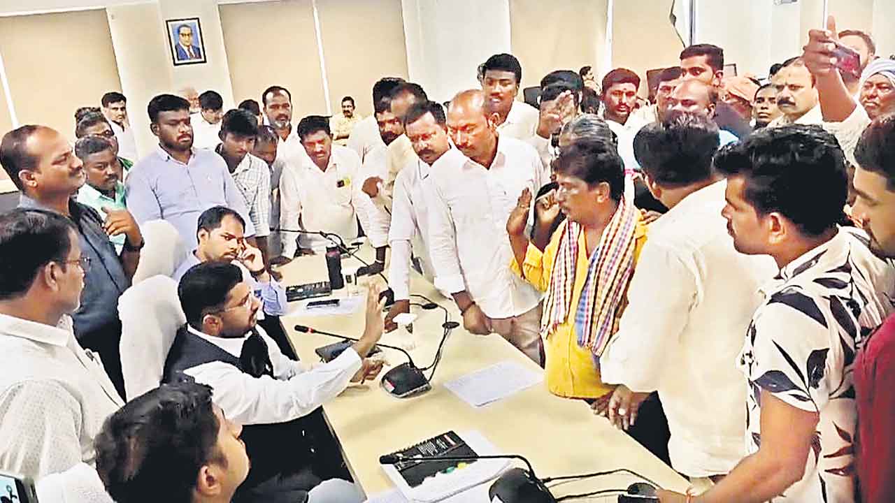 కలెక్టరేట్‌కు ఇసుక లొల్లి