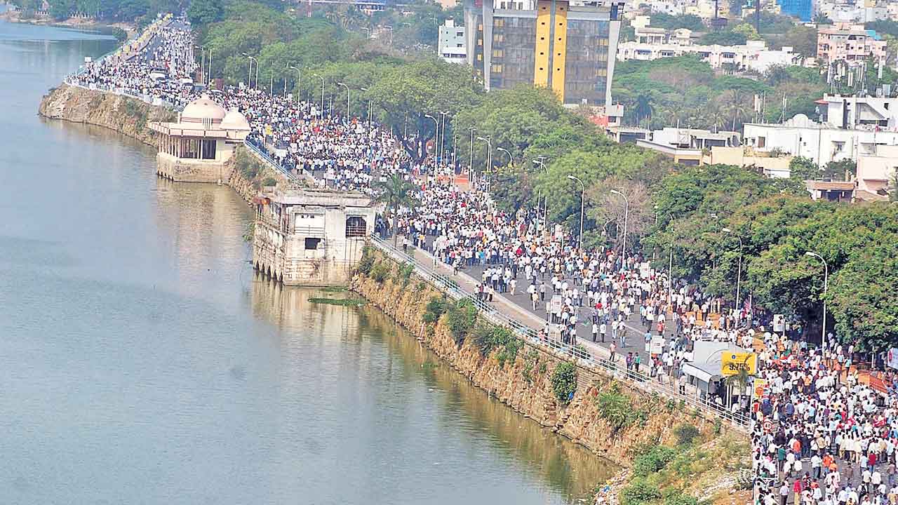 ‘నా మాటే శాసనం’ అనడమే రాచరికం