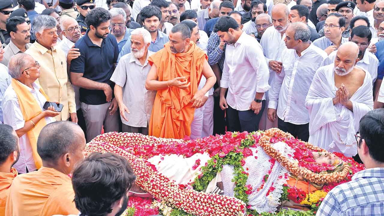 రామోజీకి కడసారి వీడ్కోలు