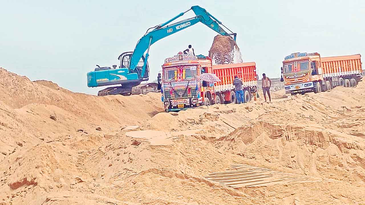 ఇసుక మేటలు అక్రమార్కులకు కాసులు