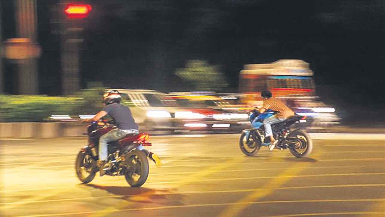 Telangana | హైదరాబాద్‌ ప్రజలకు పోలీసుల హెచ్చరిక.. రాత్రి 11 దాటితే తన్నుడే?.. సోషల్‌మీడియాలో వైరల్‌