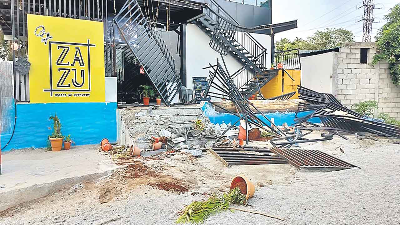 బీఆర్‌ఎస్‌ నేత హోటల్‌ కూల్చివేత