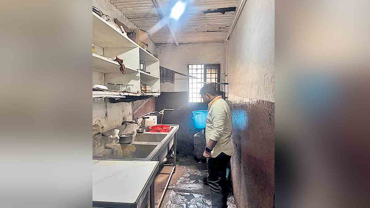 Alpha Hotel | అల్ఫా హోటల్లో.. పాడైన మటన్తో బిర్యానీ
