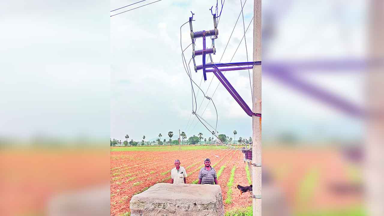 ట్రాన్స్‌ఫార్మర్‌ కాలిపోయి 15 రోజులాయె