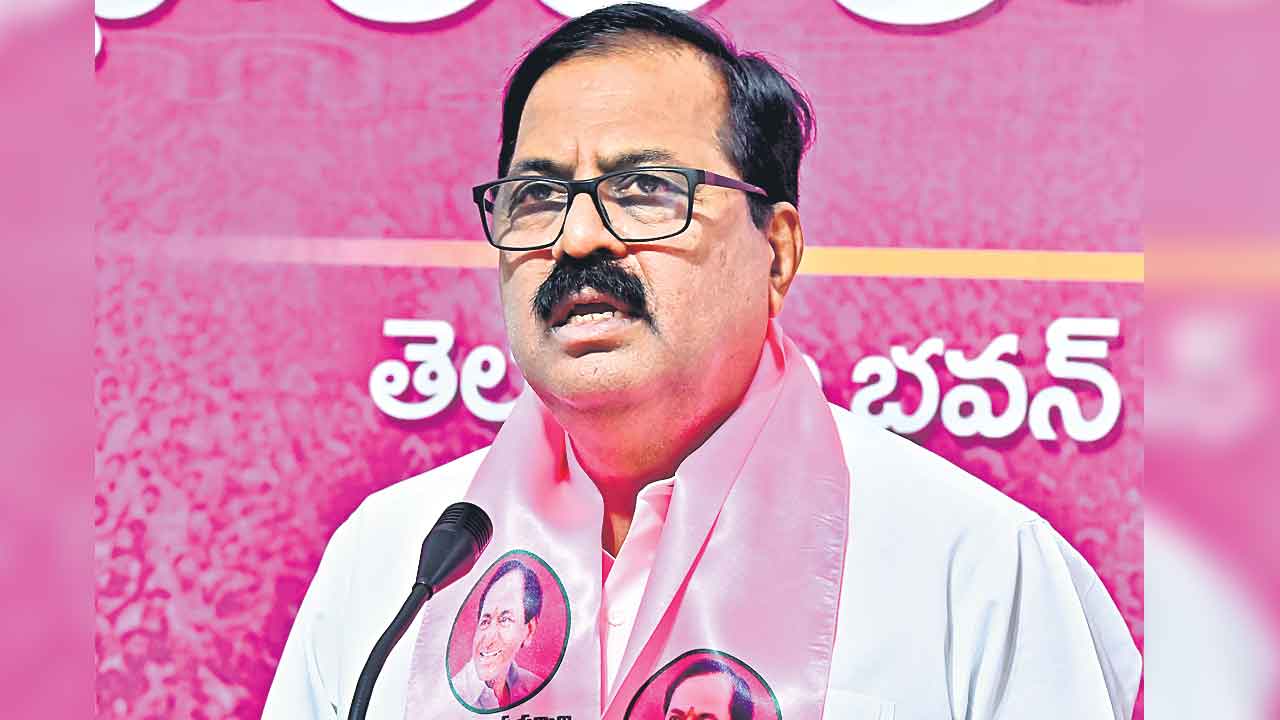 పాలన వదిలి ఢిల్లీలో ప్రదక్షిణలు