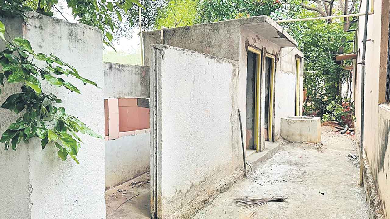 అమ్మ ఆదర్శ పాఠశాలల్లో అసంపూర్తిగా పనులు