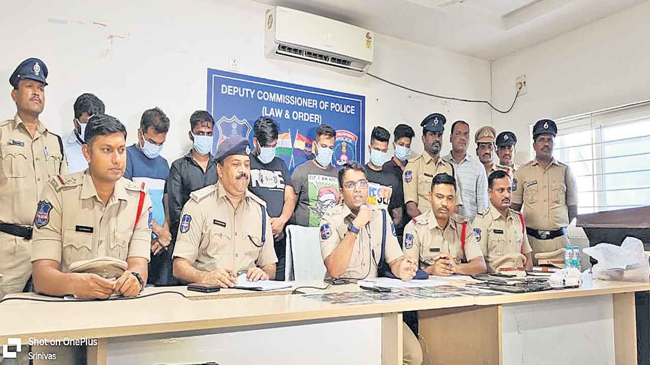 పబ్‌కు పిలిపించి.. వేలకు వేలు కట్టించి.!!