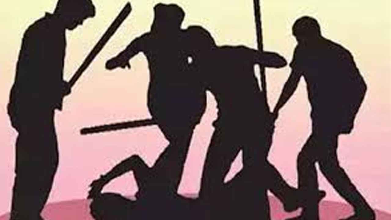 అటవీ అధికారులపై దాడి