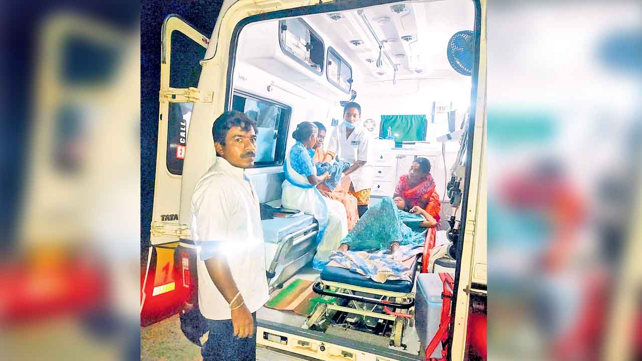 దవాఖాన గెంటేస్తే.. 108లో పురుడు!