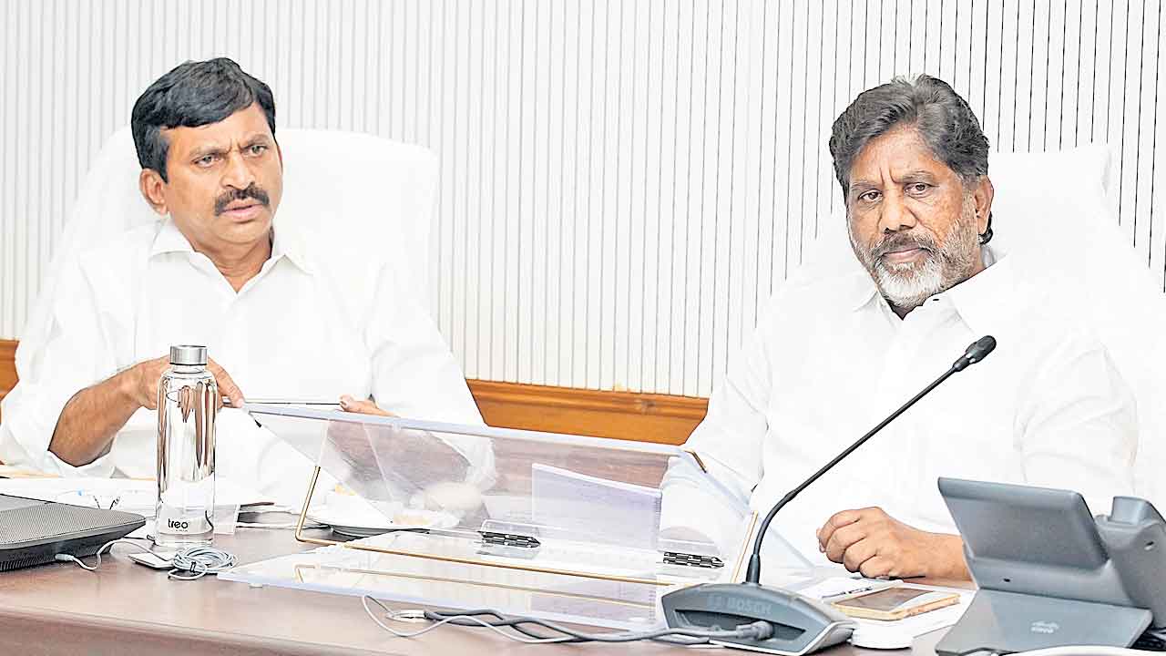 ఆదాయం పెంచే మార్గాలు అన్వేషించండి