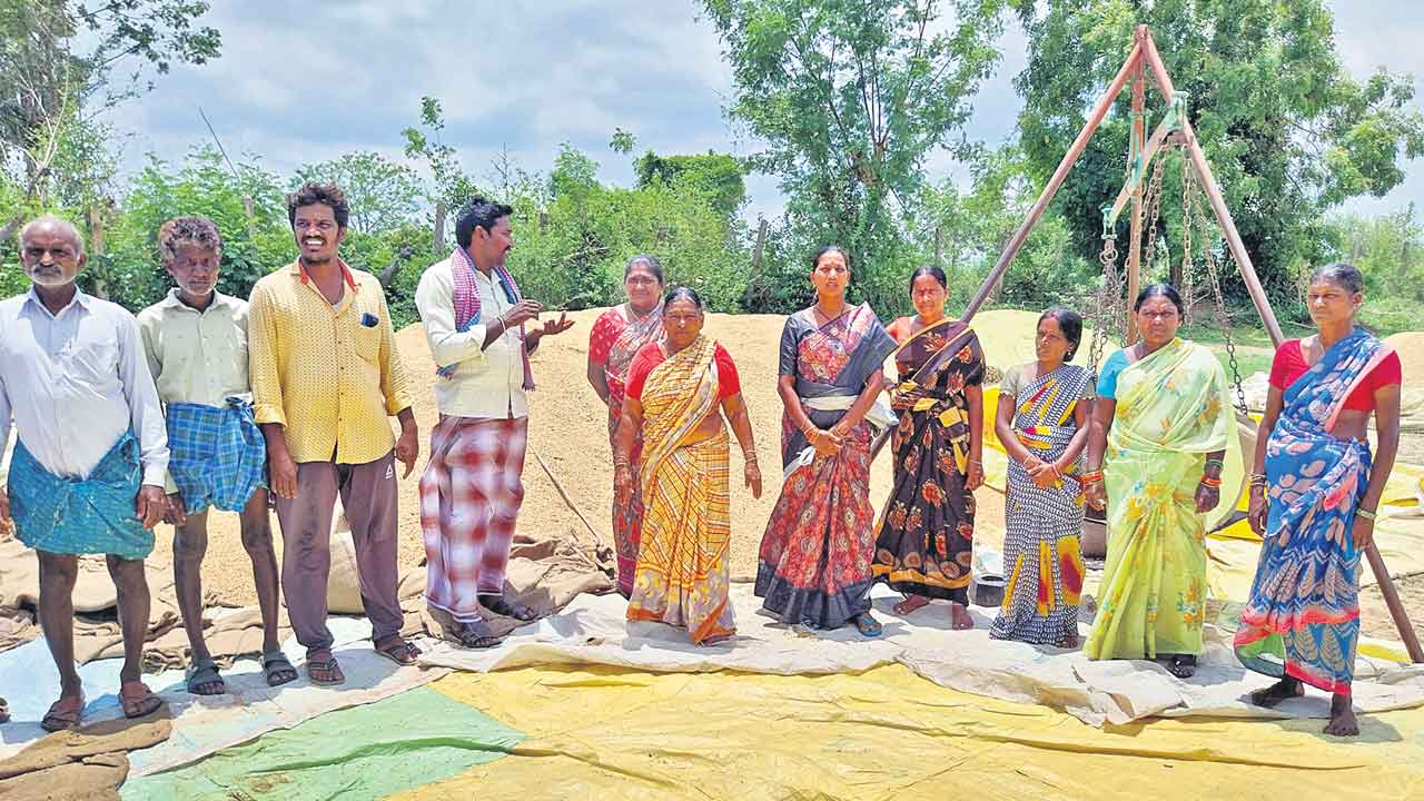 Paddy Procurement | మా ధాన్యం కొనేదెప్పుడు?.. కొనుగోలు కేంద్రం వద్ద రైతుల ఆందోళన