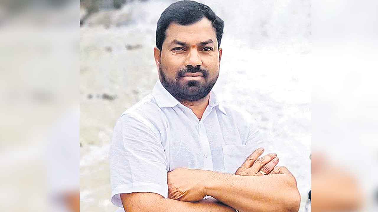 కూతురిని కాపాడబోయి..