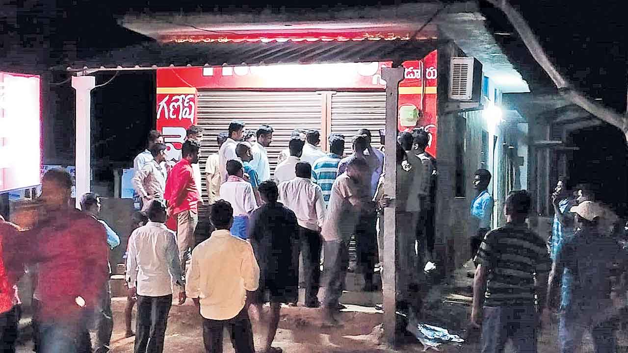 Mahabubabad | మాకు మంచి బ్రాండ్లే కావాలి.. వైన్‌షాపు ముందు మద్యం ప్రియులు ఆందోళన