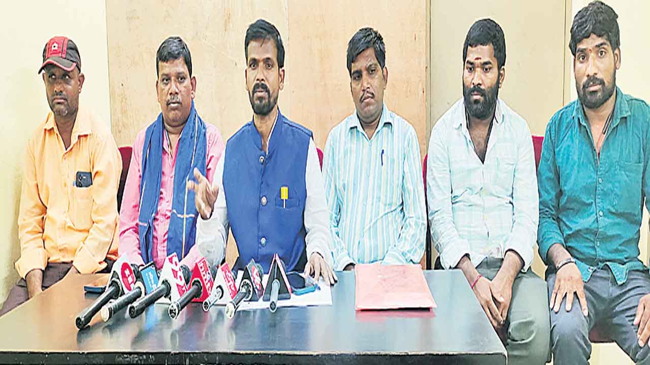 చెంచు మహిళకు 25 లక్షలు ఇవ్వాలి