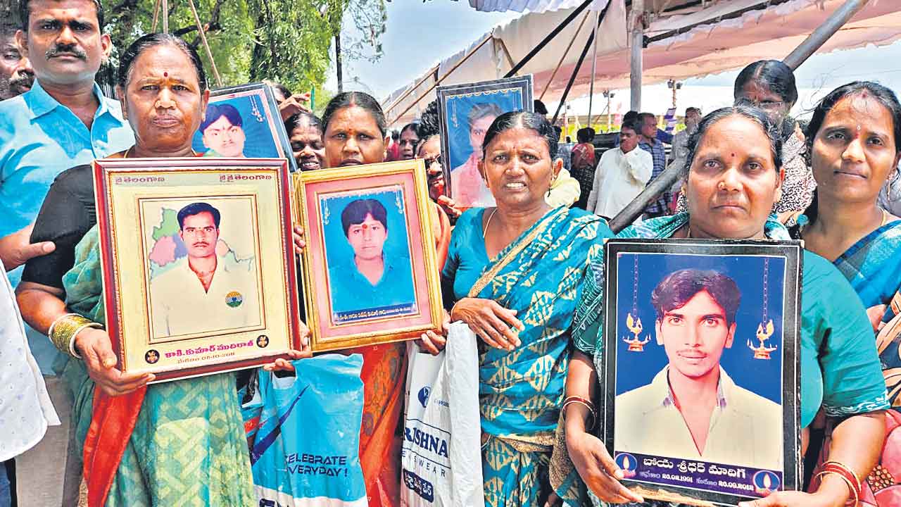 అమరుల కుటుంబాలకు అవమానం..