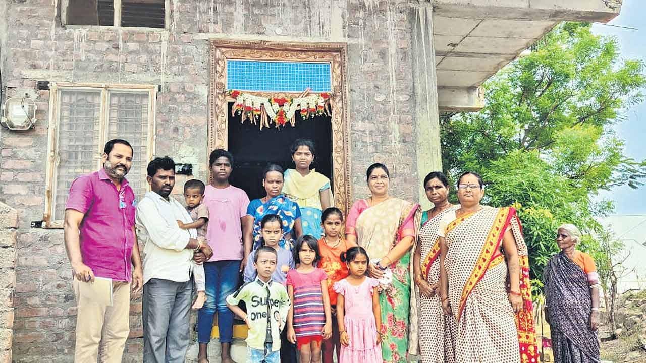 విద్యార్థులను ప్రభుత్వ బడుల్లోనే చేర్పించాలి