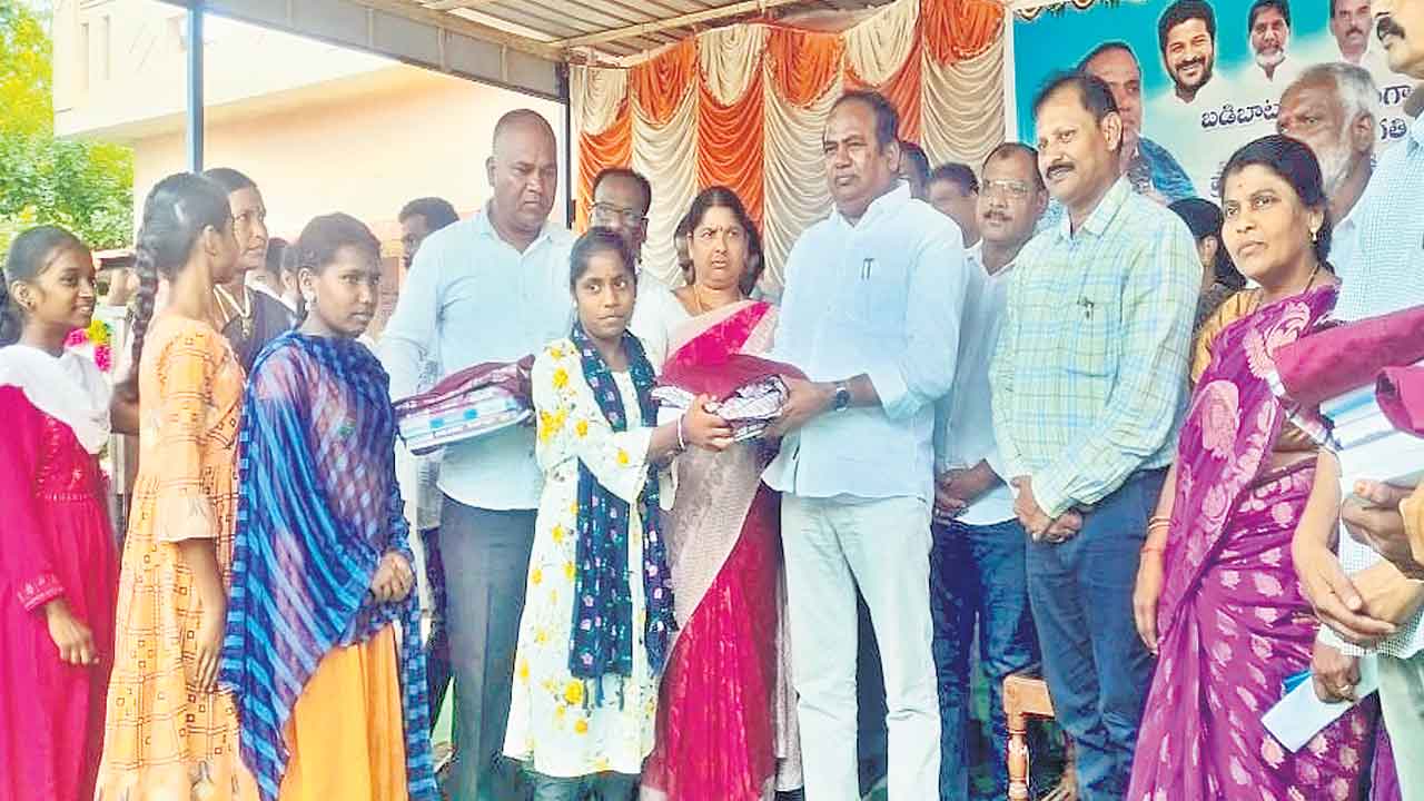 ప్రభుత్వ బడులను బలోపేతం చేస్తాం