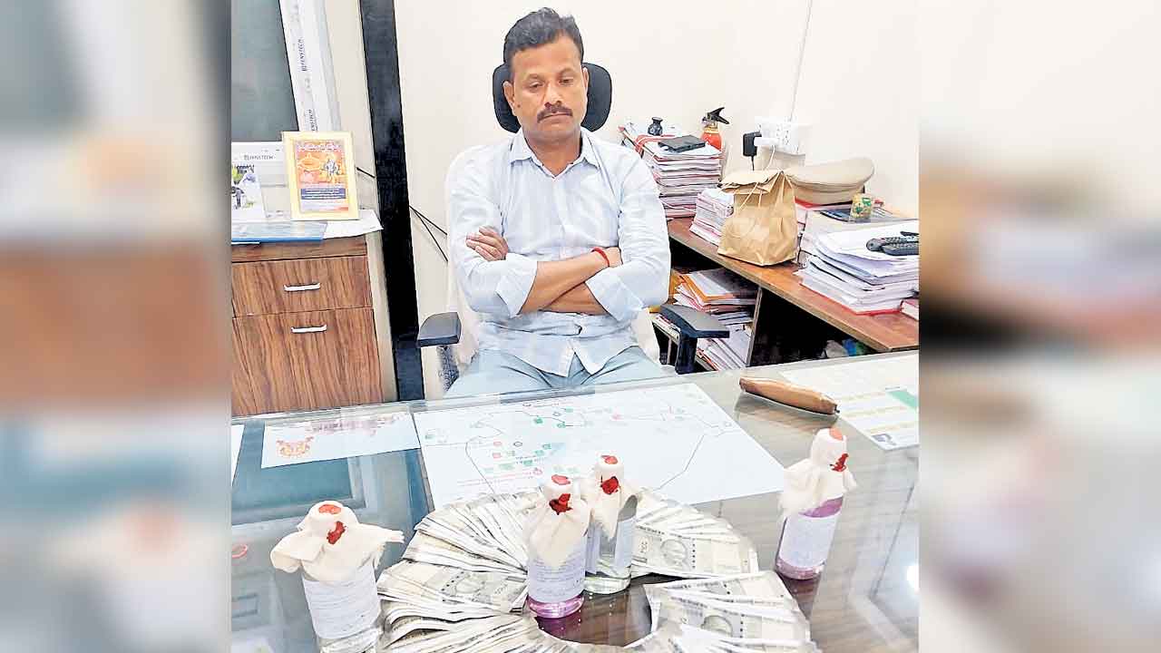 లక్ష లంచం తీసుకుంటూ దొరికిన సూరారం సీఐ