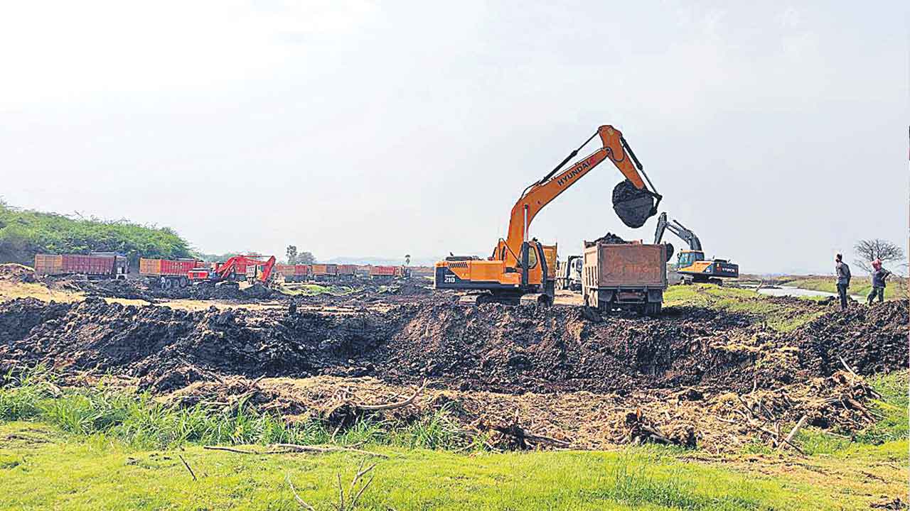 కేజీఎఫ్‌ తరహాలో చెరువు మట్టి రవాణా