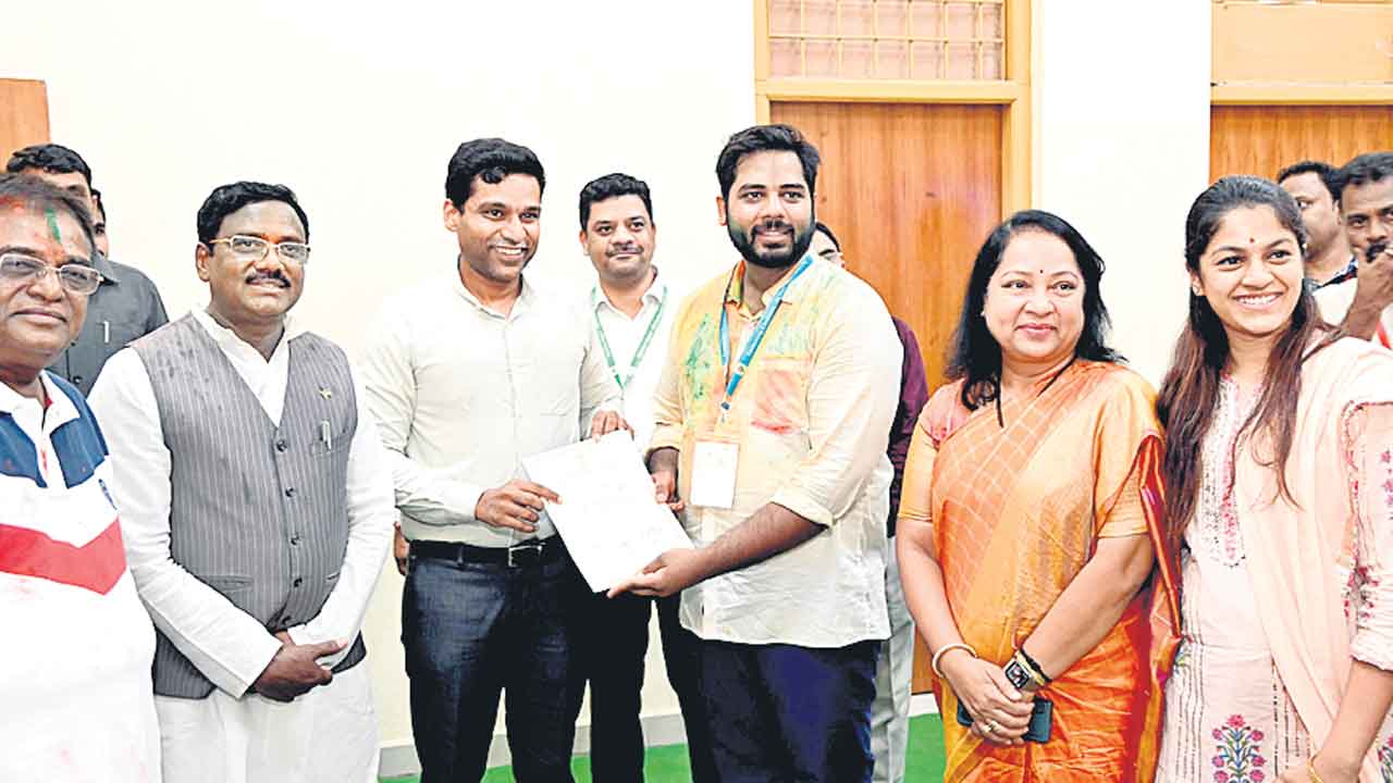 గడ్డం వంశీకృష్ణ గెలుపు