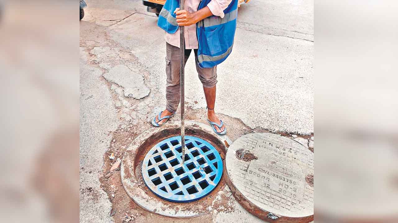 Manholes | మ్యాన్‌హోల్‌ తీస్తే జరిమానాతో పాటు జైలు.. జలమండలి ఎండీ హెచ్చరిక