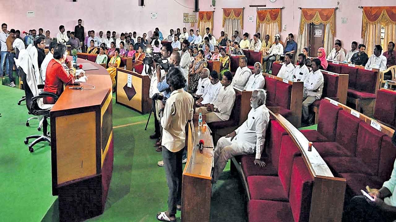 జడ్పీ మీటింగ్‌కూ తప్పని కరెంట్‌ ఇక్కట్లు