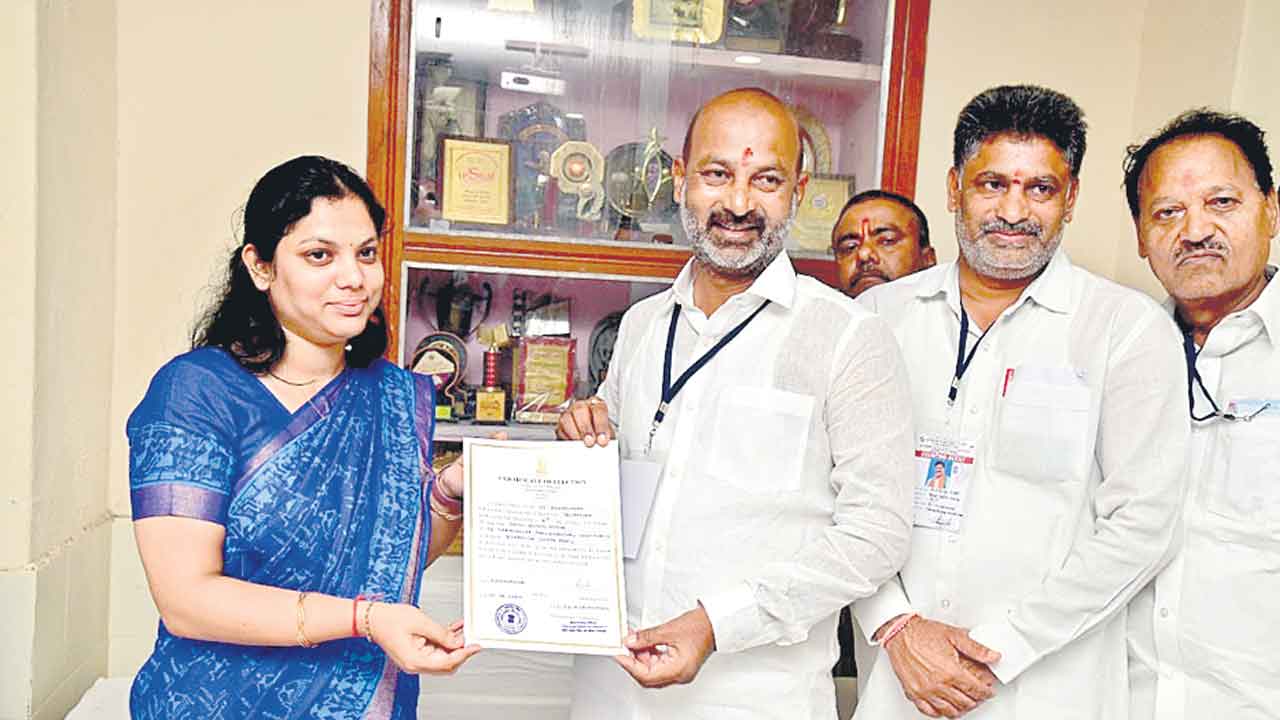 బండి భారీ విజయం