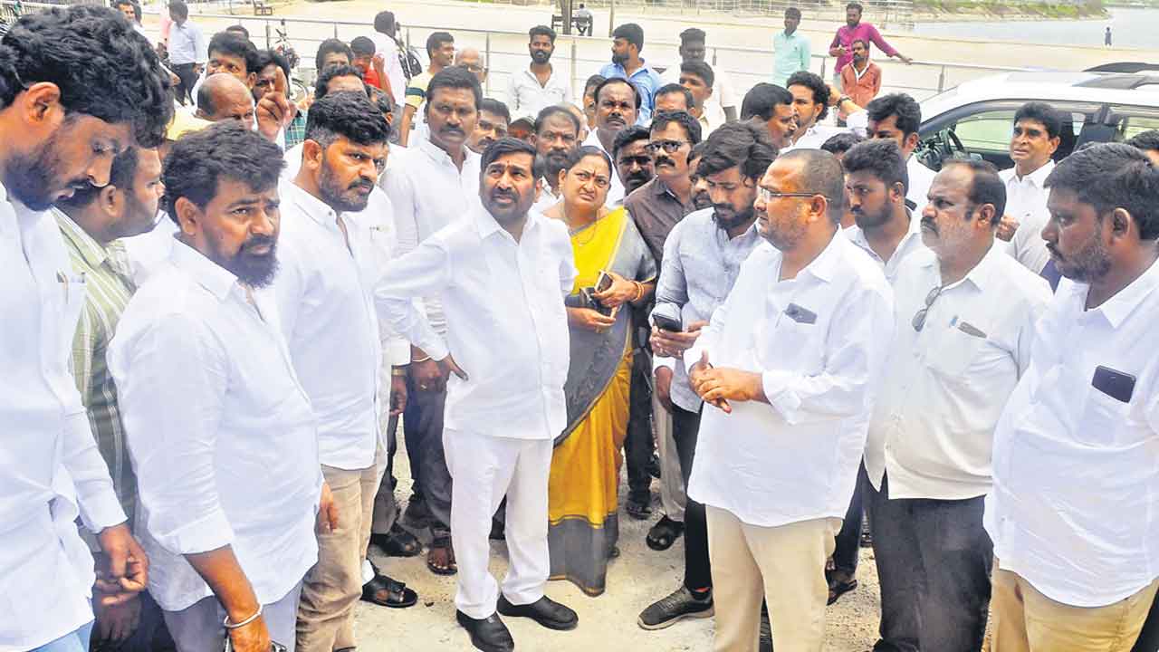 ఓట్లేయలేదని దాడులు చేస్తరా?