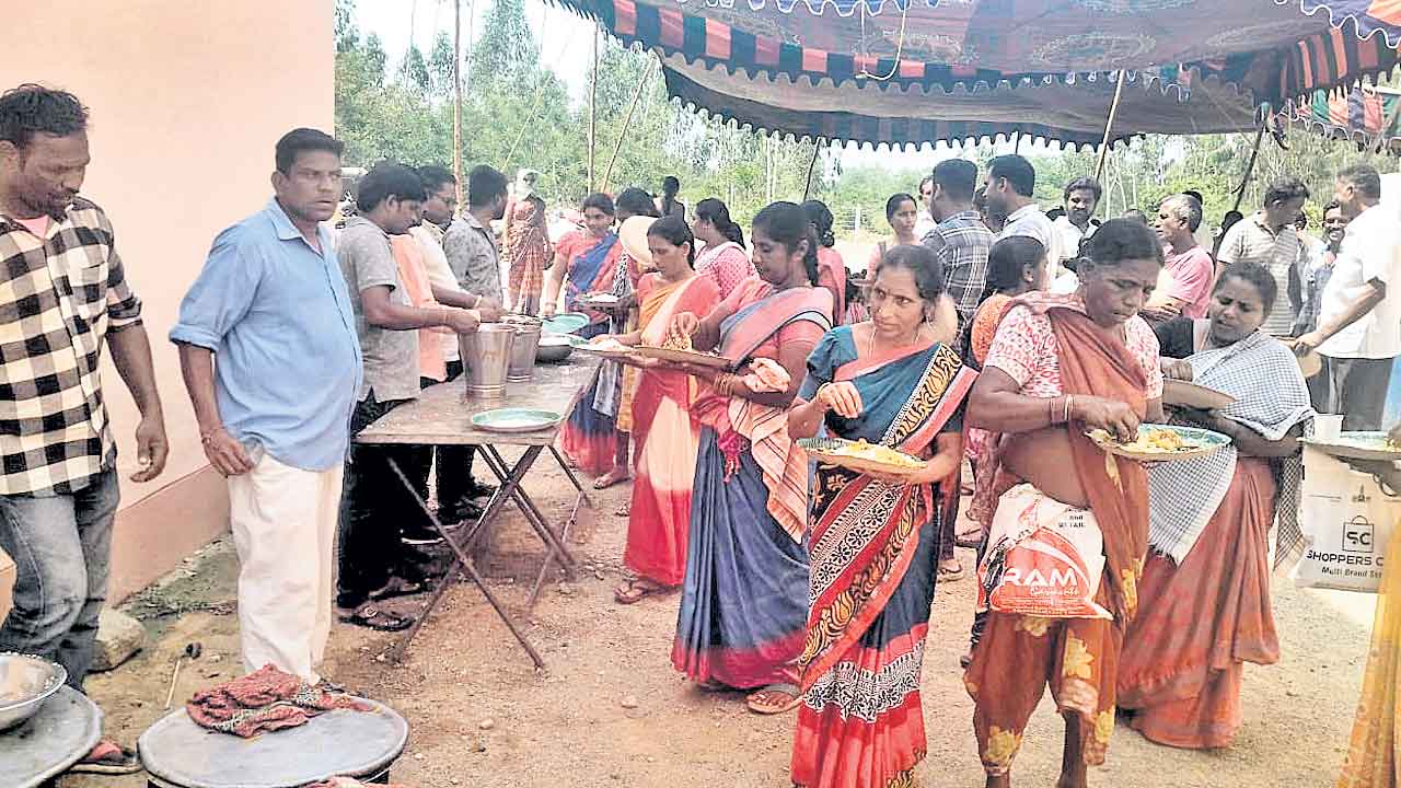 పట్టాలిచ్చే వరకు ఆందోళన విరమించం