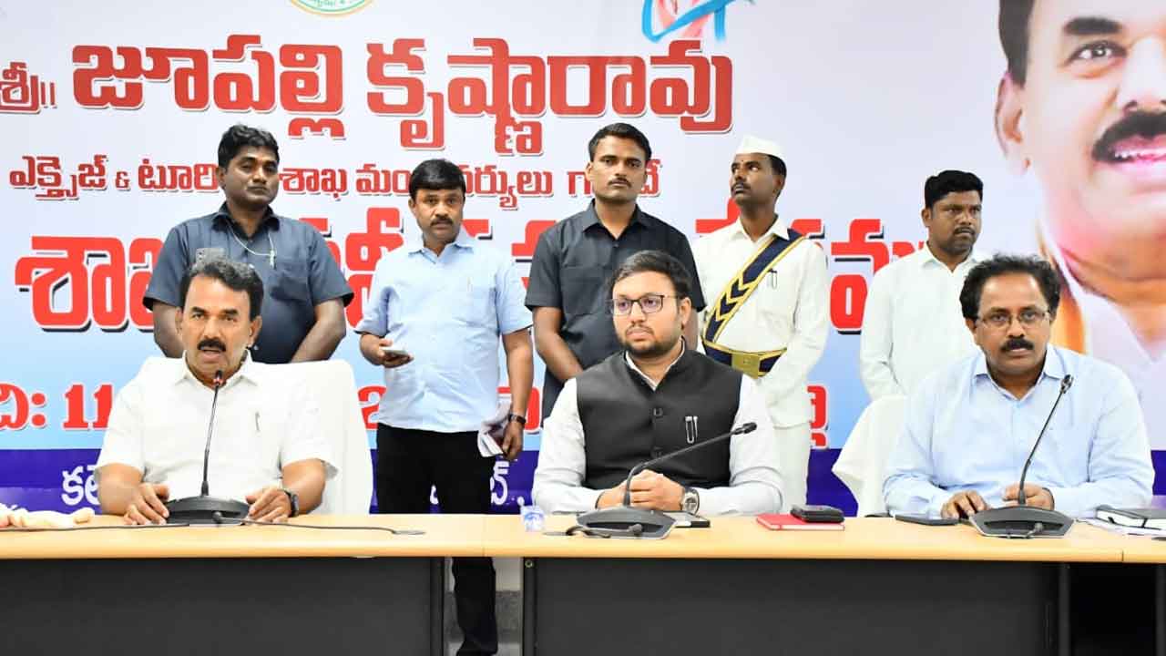 పారదర్శక పాలన అందించాలి