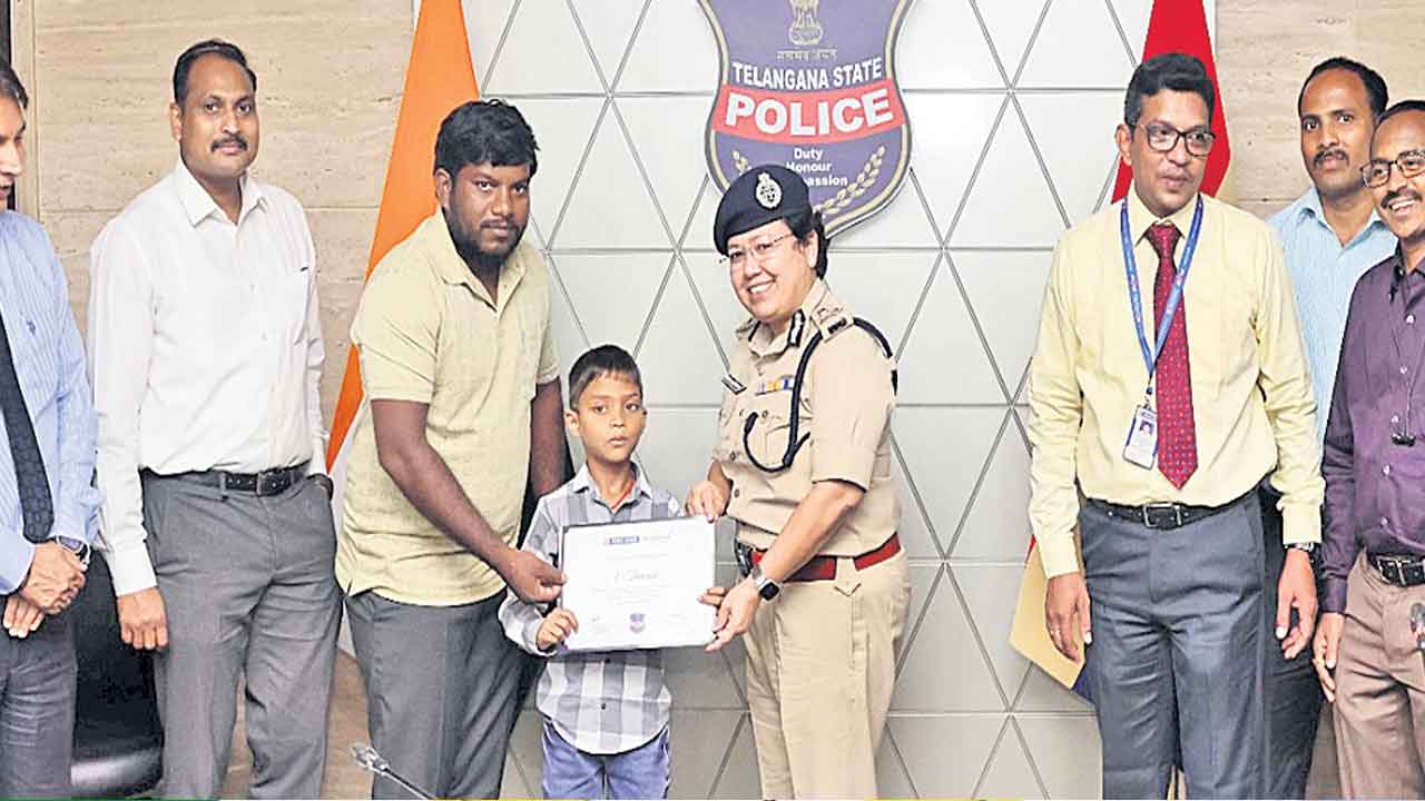 మరణించిన పోలీసుల పిల్లలకు స్కాలర్‌షిప్‌లు